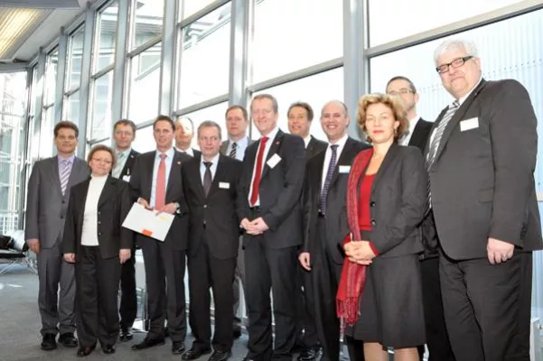 CeBIT 2010: Fujitsu und OpenLimit erhalten BSI-Zertifikats-ID für Langzeitarchivierungslösung SecDocs Bild: CeBIT 2010: Fujitsu und OpenLimit erhalten BSI-Zertifikats-ID für Langzeitarchivierungslösung SecDocs