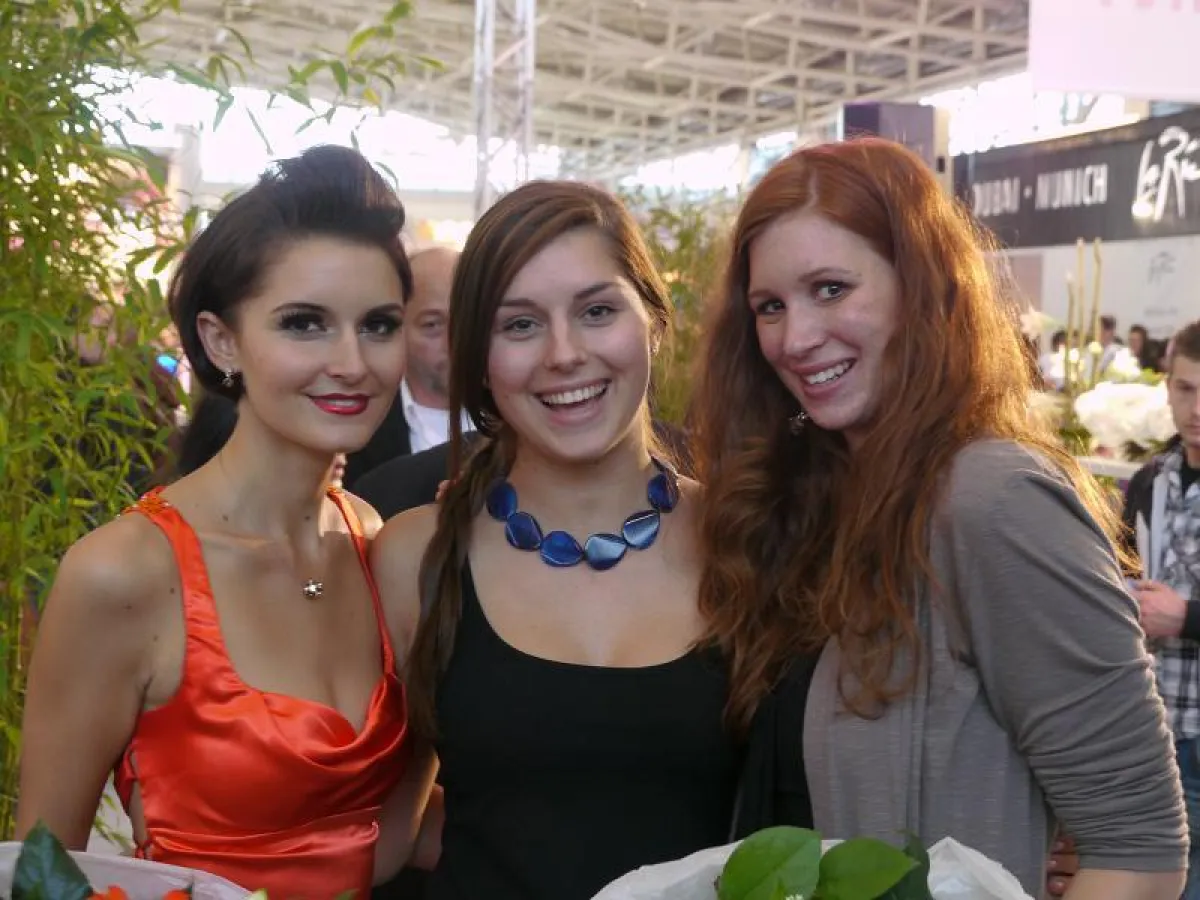 Veronika und Melanie Wipfler gemeinsam mit Katharina Baur, der deutschen Make-up Meisterin 2009 (von links nach rechts)