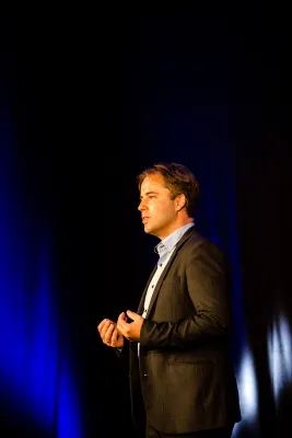 Bild: René Floitgraf und 79 weitere Redner schaffen Weltrekord beim Speaker Slam in Mastershausen