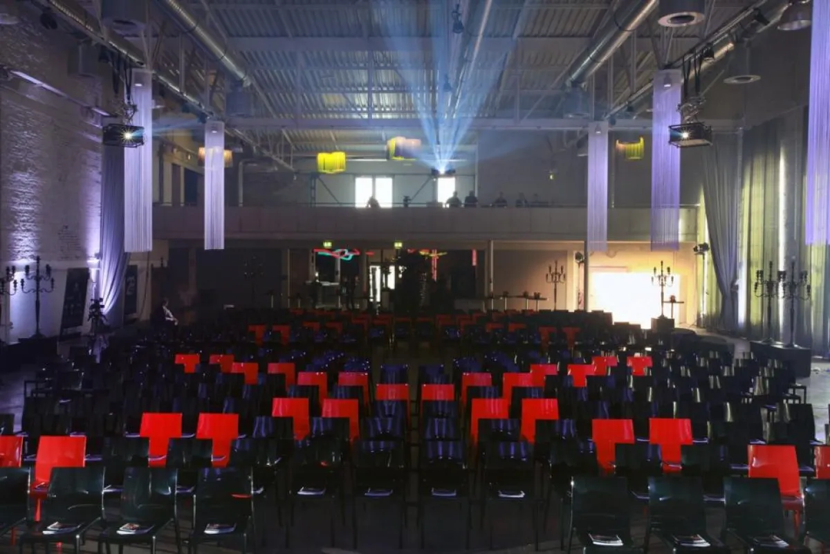 Zwei rote X in den Stuhlreihen symbolisieren das zwanzigjährige Bestehen von eco