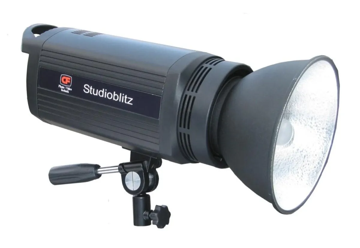 Die Studioblitze, hier FE-300G,  sind auch im Kofferset erhältlich