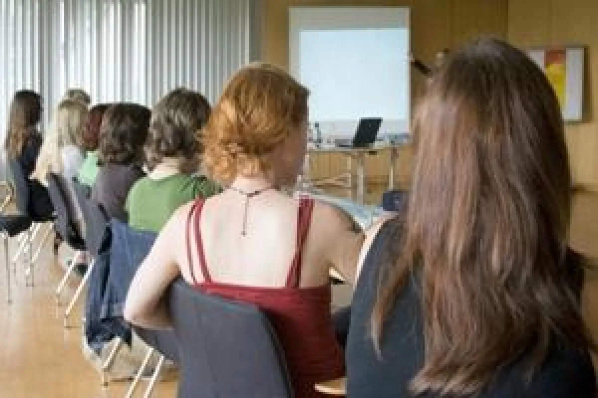 Die Vollzeitausbildung der ebam Akademie kombiniert gezielt Theorie und Praxis.