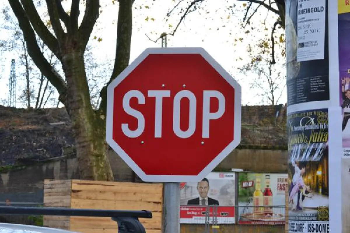 Wenn der (Ehe-) Verkehr stillsteht, dann heißt es häufig: Stop! Ich will die Scheidung! (©Added Li