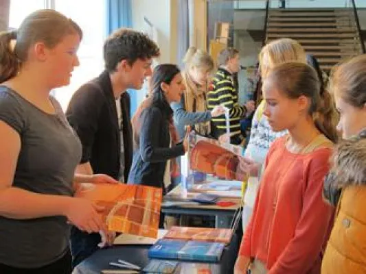 Bild: JugendBildungsmesse informiert über Auslandsaufenthalte - Fernweh-Stimmung im Schulzentrum Hardtberg in Bonn