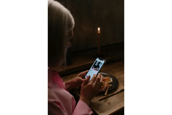 Bild: Bettbeziehung Erfahrung - Was ist der Unterschied zwischen Chat und realem Dating?