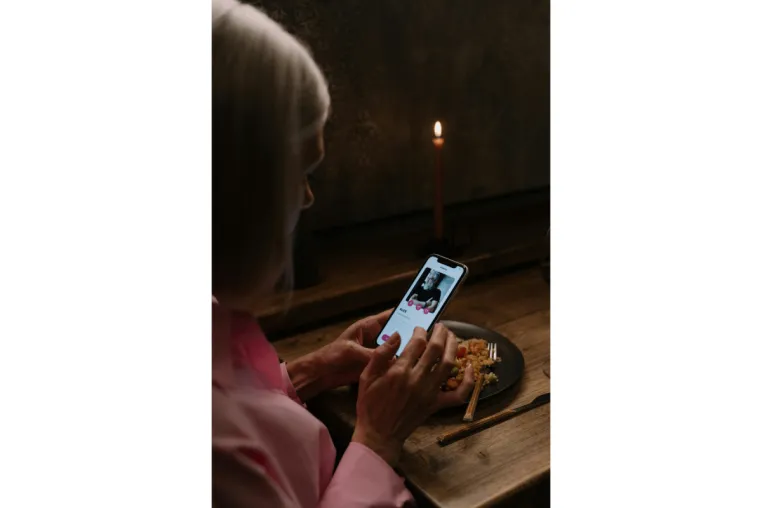 Bettbeziehung Erfahrung - Was ist der Unterschied zwischen Chat und realem Dating? Bild: Bettbeziehung Erfahrung - Was ist der Unterschied zwischen Chat und realem Dating?