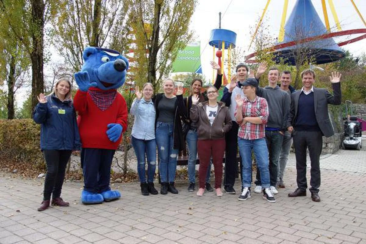 Die Kinder der Wohngruppe LEO 21 mit Begleitern aus der Stiftung Liebenau und dem Spieleland