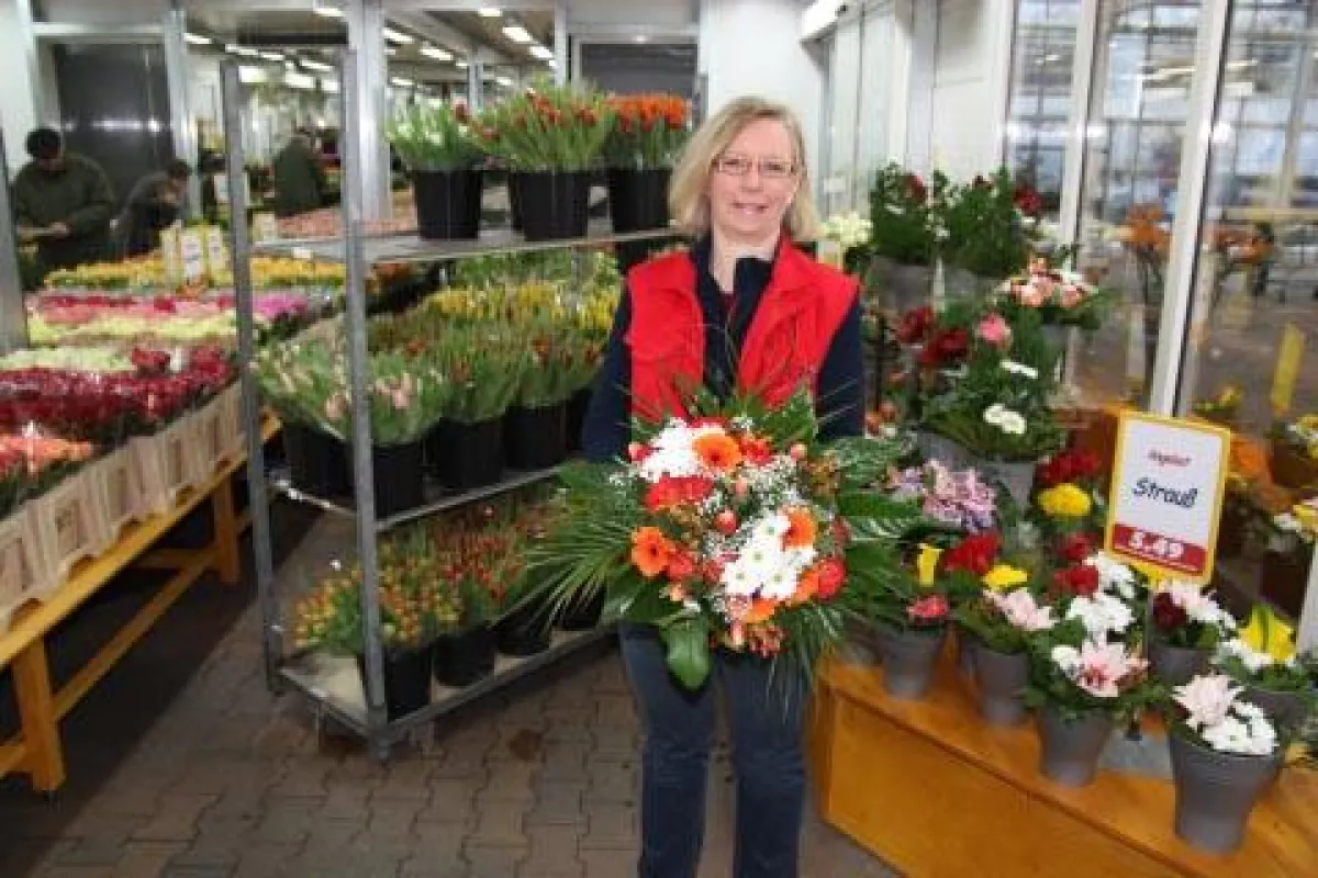 Gartenbautechnikerin Martina Wendt zeigt im neuen Mühlenweg-Schnittblumenmarkt einen herrlichen Strauß.