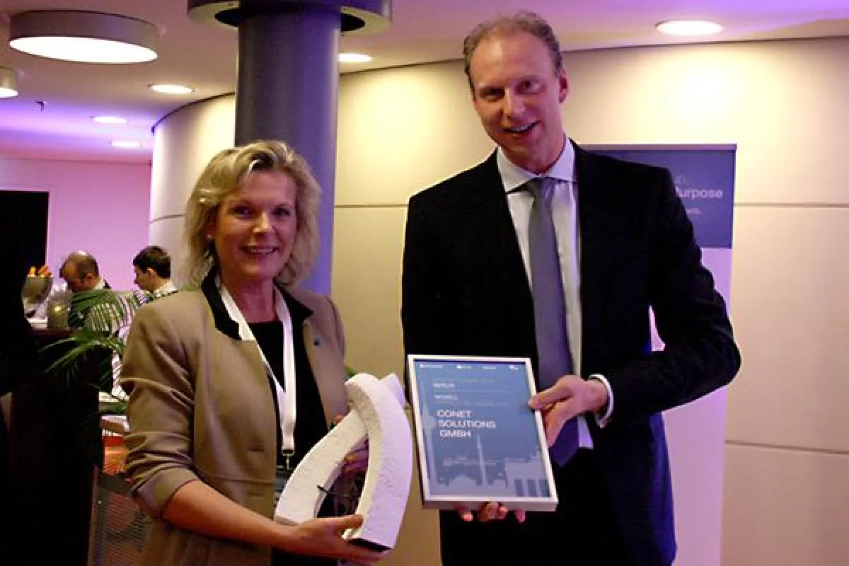 CONET-Geschäftsführerin Anke Höfer und Michael Kleist, Managing Director Area Central Novell