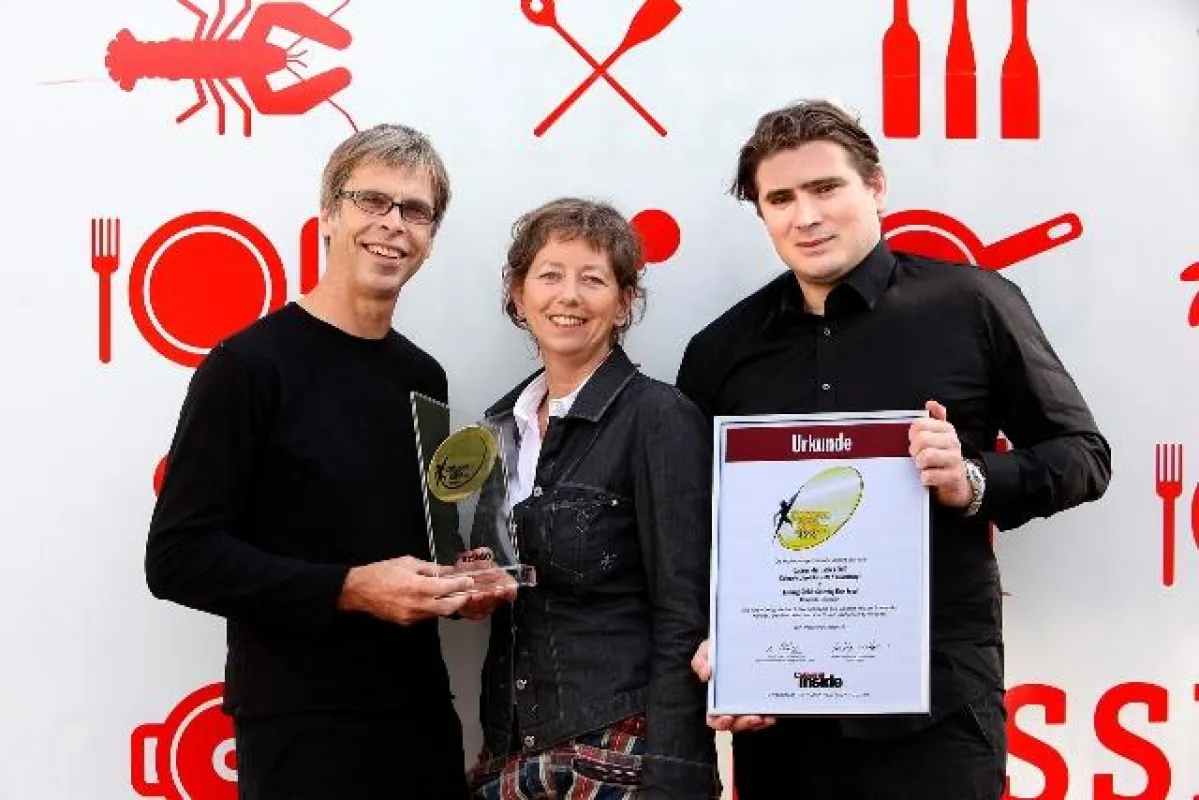 Caterer des Jahres 2010: Geschäftsführer Kirberg Catering v.l.n.r.Thomas Lehmann, Jutta Kirberg und Volker Beuchert mit Urkunde