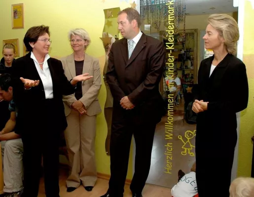 Bild: „Frauen in Verantwortung“ begleiten Besuch von Familienministerin von der Leyen im Mehrgenerationenhaus KESS