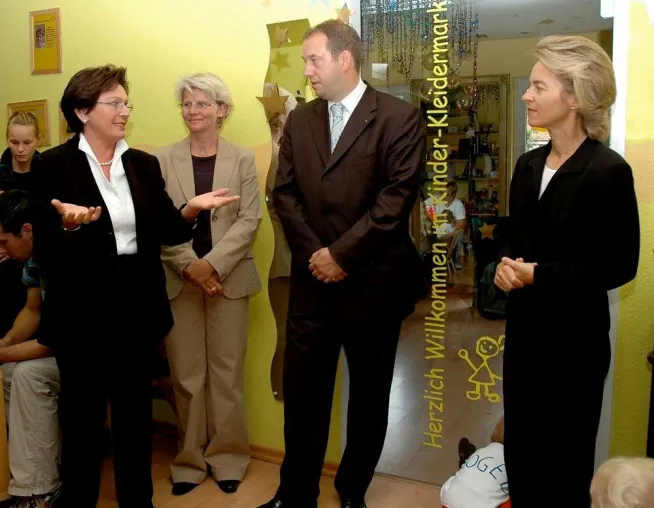 Bild: „Frauen in Verantwortung“ begleiten Besuch von Familienministerin von der Leyen im Mehrgenerationenhaus KESS