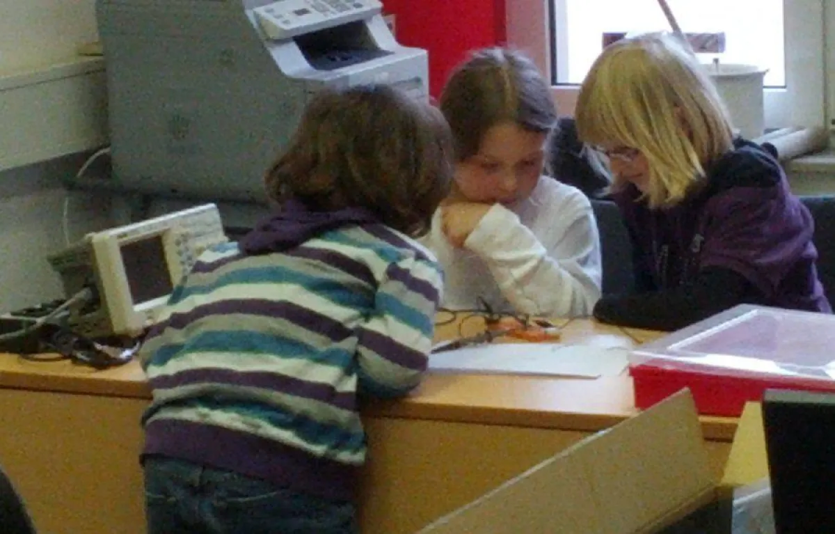 Kids beim Knobeln an ihrer Schaltung