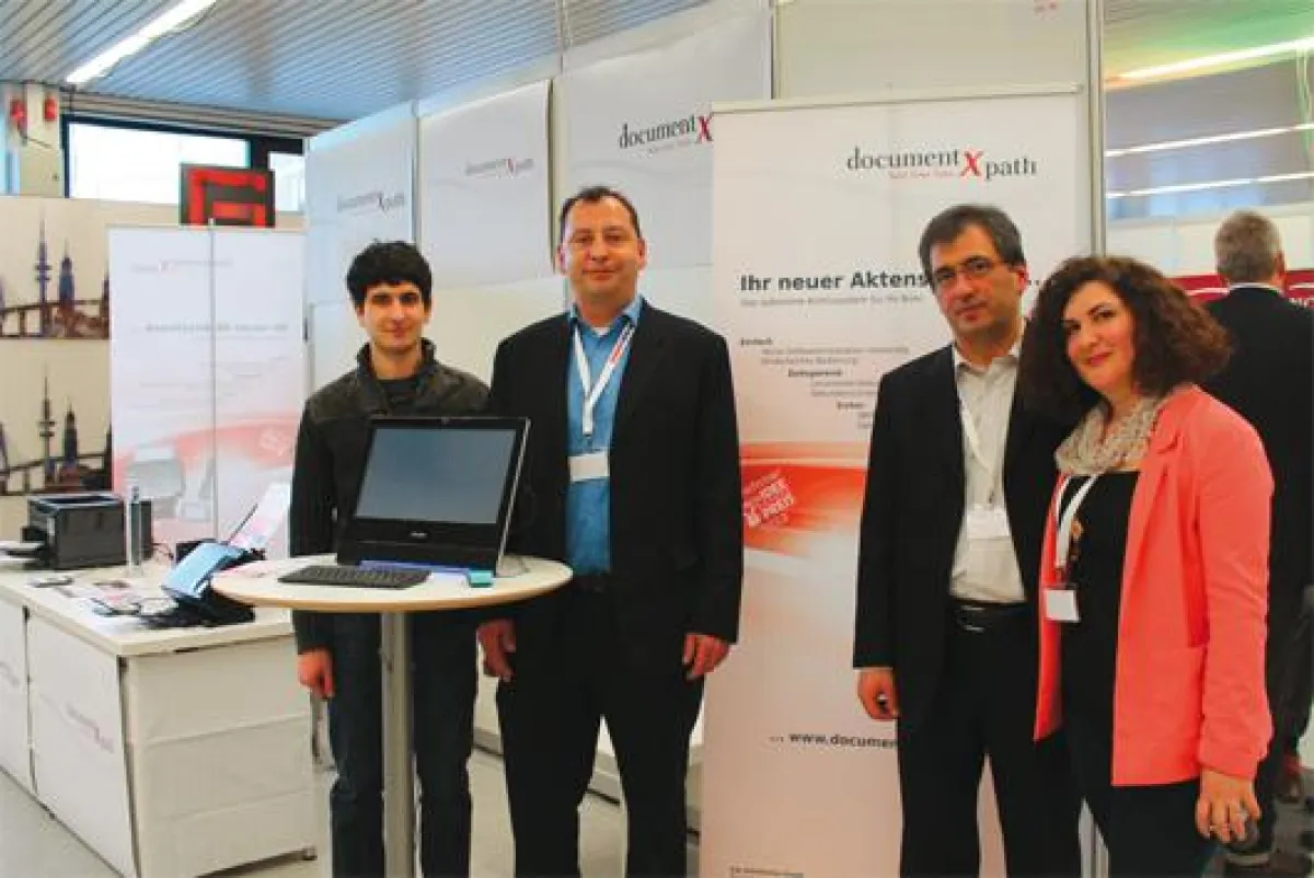 Das Team der dxp distribution GmbH auf ihrem Messestand