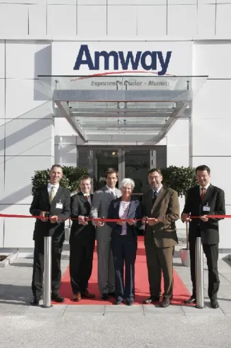 Bild: Bundestags-Vizepräsidentin eröffnet Amway Erlebnis-Center