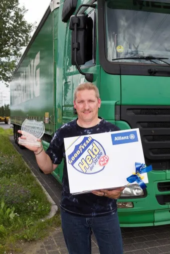 Bild: Lkw-Fahrer aus der Nähe von Bremen wird zum fahrenden Schutzschild und Held der Straße August