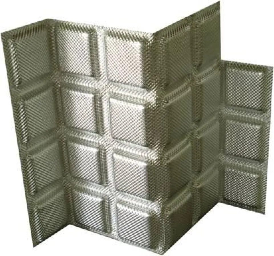 Versa-Panel zur schallabsorbierenden Motorabdeckung: beidseitig mikroperforiert und auf  jede Motorraum-Geometrie adaptierbar