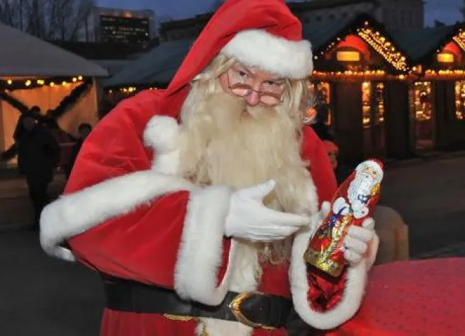 Der Nikolaus und das KinderMusicalTheater besuchen am 6.12. den Nostalgischen Weihnachtsmarkt am Opernpalais Bild: Der Nikolaus und das KinderMusicalTheater besuchen am 6.12. den Nostalgischen Weihnachtsmarkt am Opernpalais