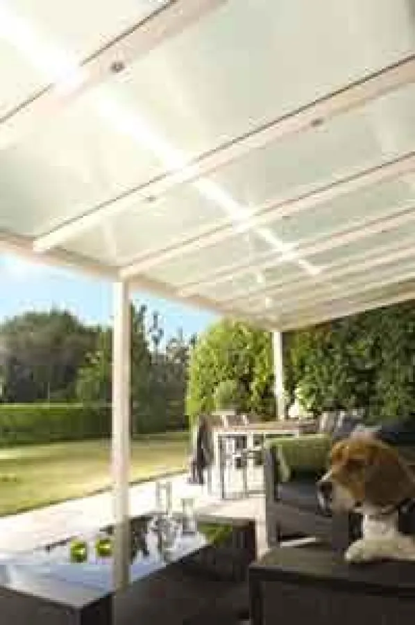 Mit einer passenden Überdachung für die Terrasse bleibt man unabhängig vom Wettergott Petrus. (Foto: epr/Bloxhuette)