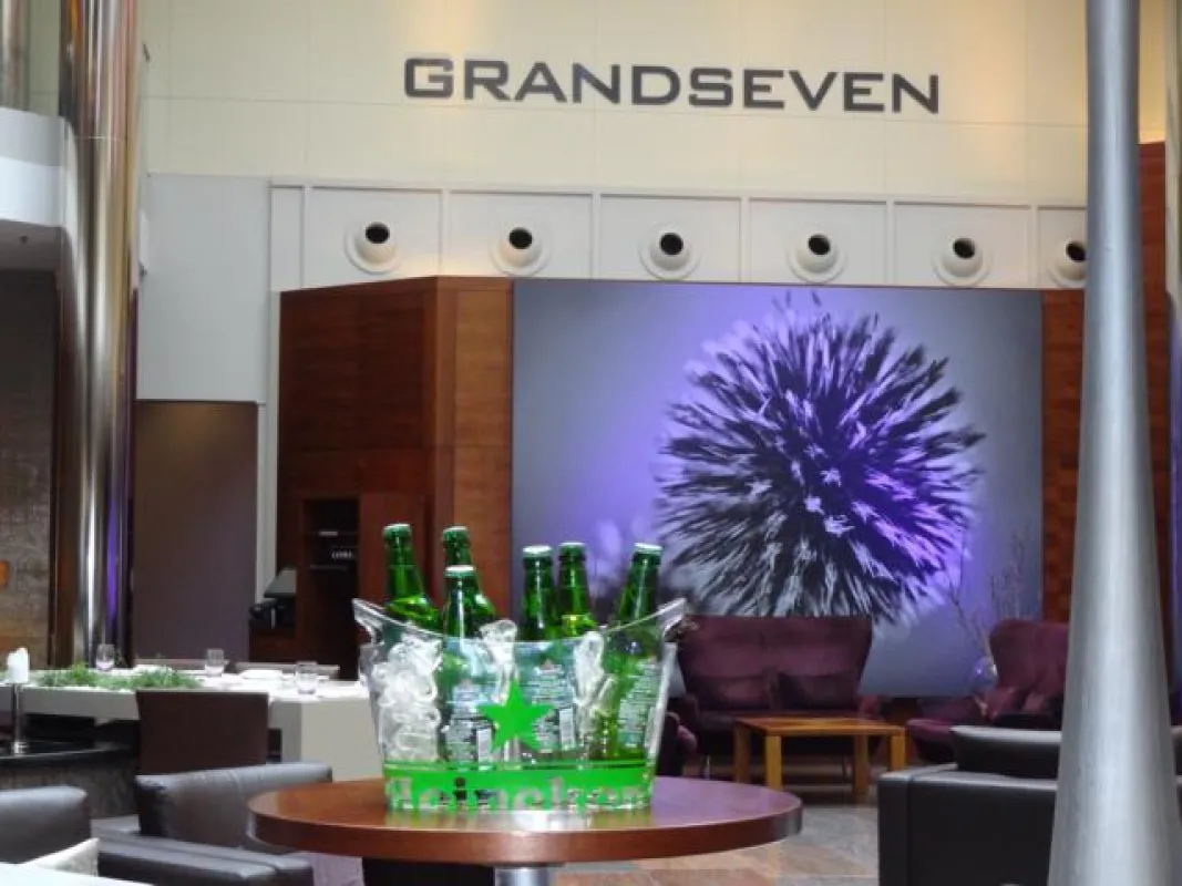 GRANDSEVEN Restaurant & Bar