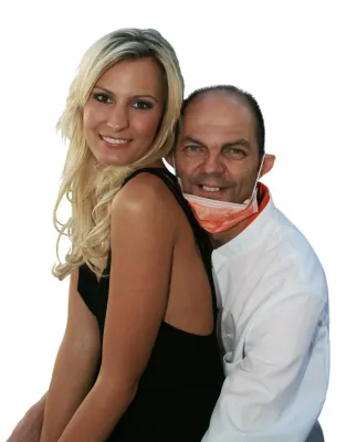 Bild: Die Schöne und der Freak - Playmate Doreen Seidel und Superstar Mario Teusch drehen Spot für Zahnersatz Müller