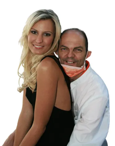 Bild: Die Schöne und der Freak - Playmate Doreen Seidel und Superstar Mario Teusch drehen Spot für Zahnersatz Müller