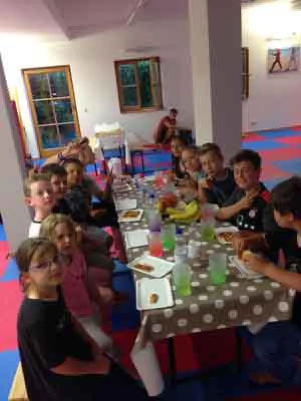 Die Kinder zusammen beim Abendessen