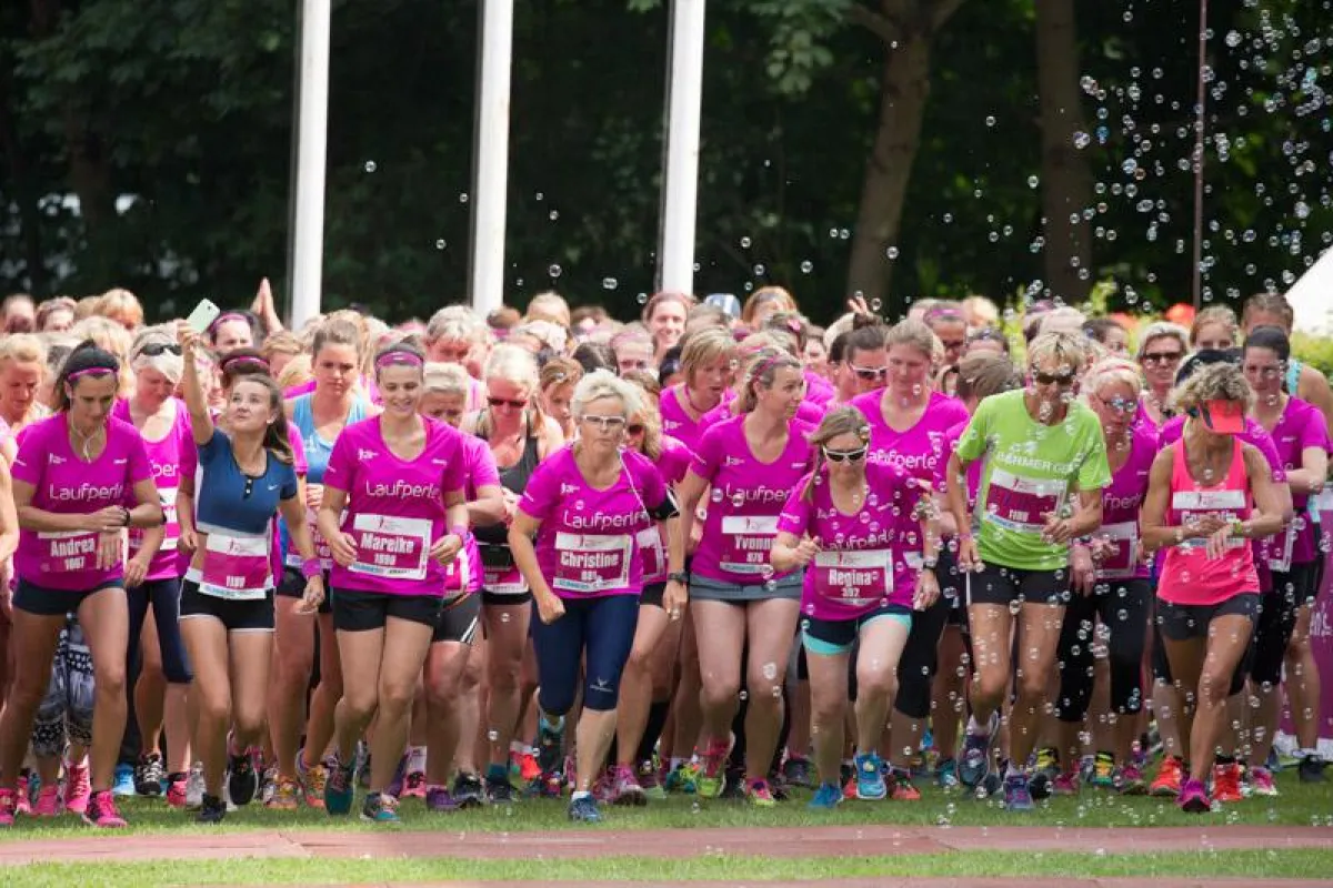 Start des Women's Run in München im Sommer 2015. (Bildrechte: Norbert Wilhelmi)
