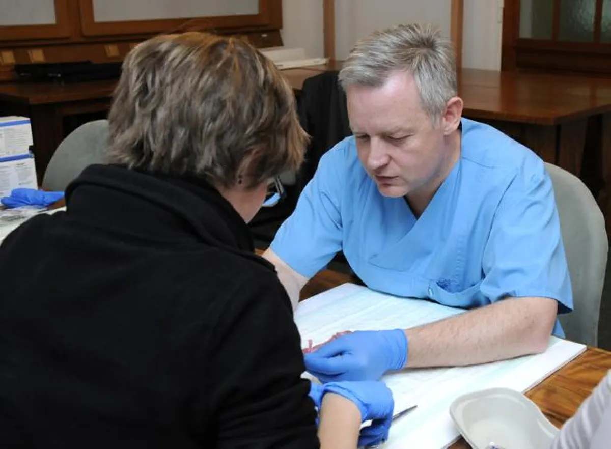 CA PD Dr. Hommann demonstriert Nahttechniken (Foto: Dr. Stephan Zeidler)