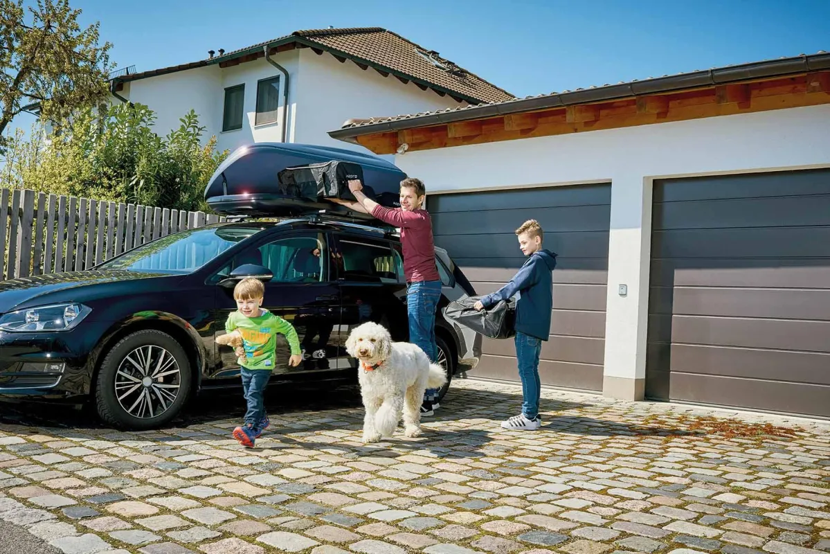Das richtige Auto-Zubehör erhöht die Sicherheit und den Komfort bei der Fahrt in den Urlaub.