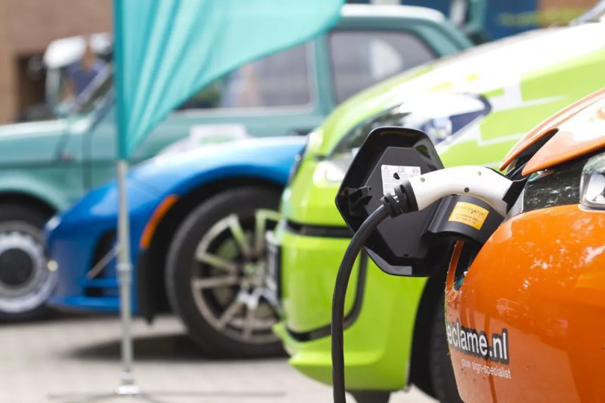 Elektroautos und Plug-in-Hybride können gleichermaßen Strom tanken. Wer weniger Kohlendioxid ausstößt, hat nun die „Profilregion Mobilitätssysteme Karlsruhe“ untersucht. (Bild: KIT/L.Albrecht) (KIT/L.