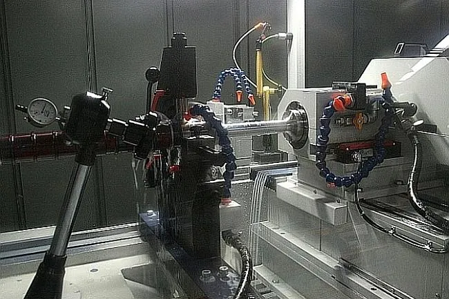 WEMA Glauchau Rundschleifmaschine durchbricht technologische Grenze und schleift bis 1200 mm tief Bild: WEMA Glauchau Rundschleifmaschine durchbricht technologische Grenze und schleift bis 1200 mm tief