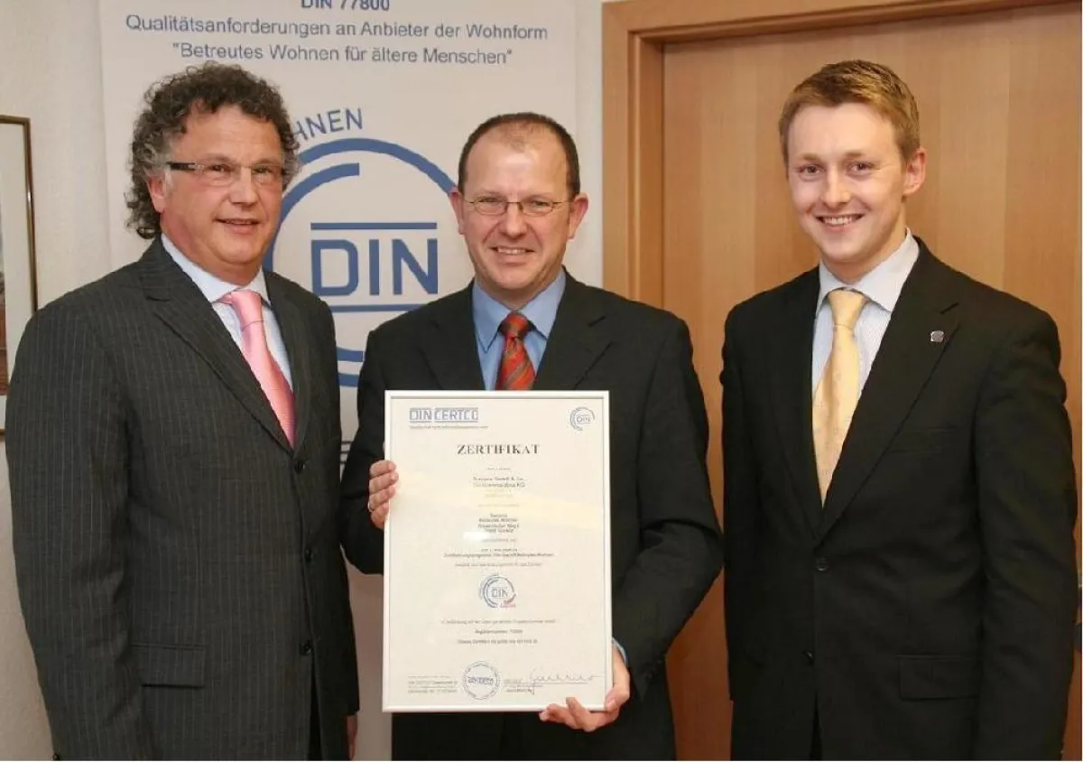 Foto von links: Hans-Karl Diederich (Residenzleiter Seniana), Dr. Stefan Arend (Geschäftsführer Mediana Unternehmensgruppe), Hinrich Lampe (Produktmanager DIN CERTCO)