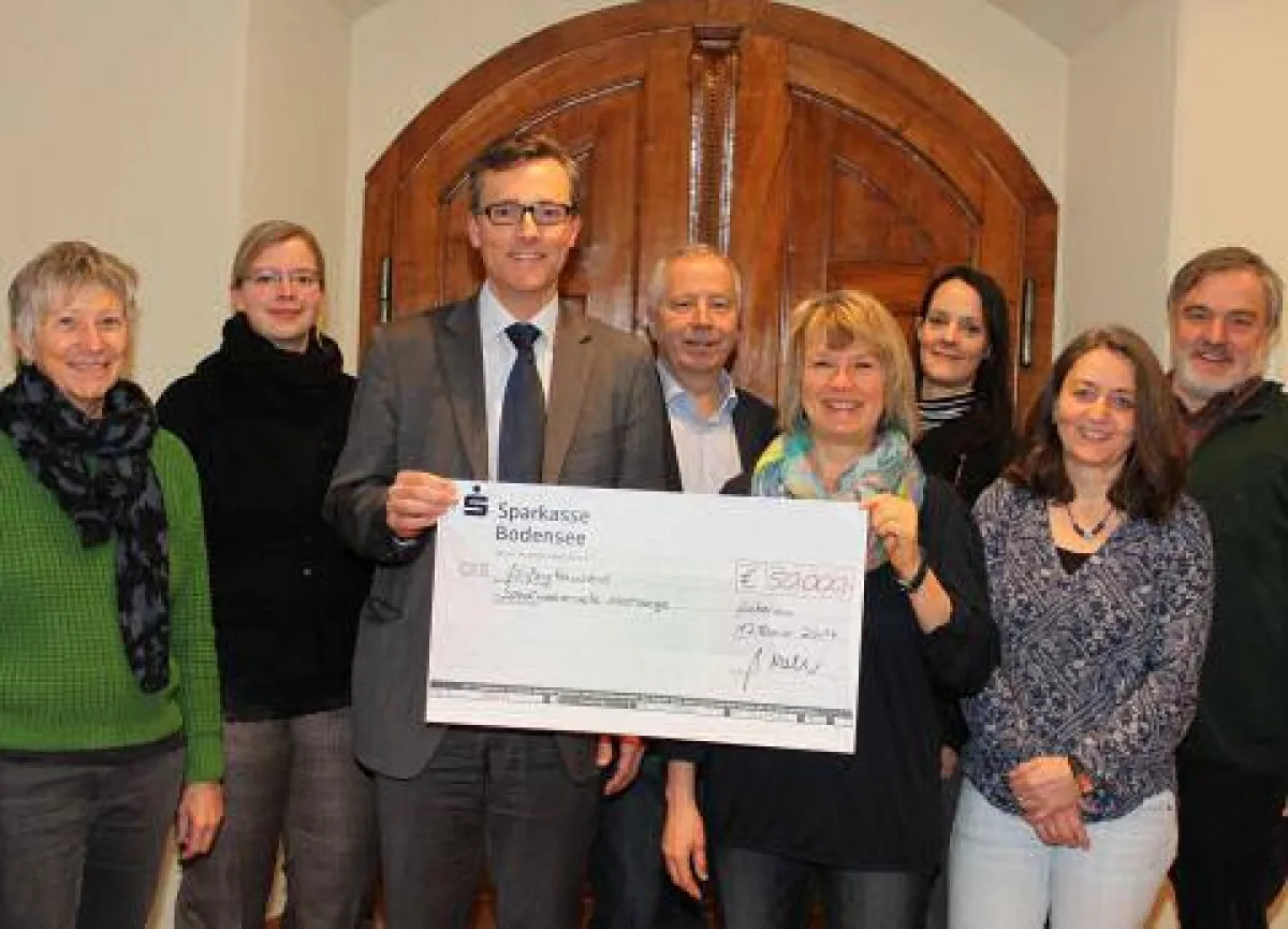 Dr. Markus Nachbaur, Vorstand der Stiftung Liebenau, überreicht den Scheck