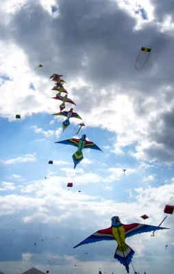 Bild: Ferienhaus Umbrien La Rogaia. „Malen wir den Himmel bunt!“ Drachenfest 3. - 5. Mai 2019, Castiglione del Lago