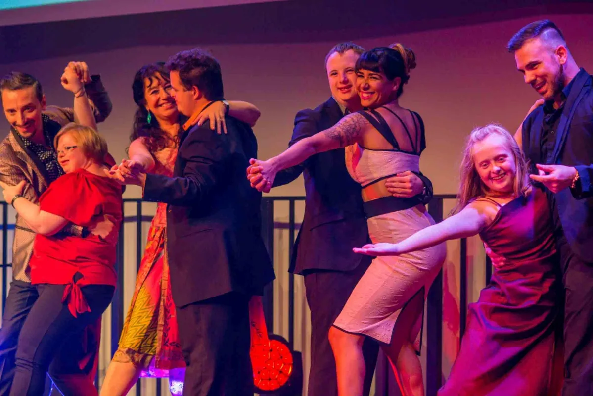 Bei Tango en Punta begegnen sich beim Tanzen Menschen mit und ohne Behinderung.