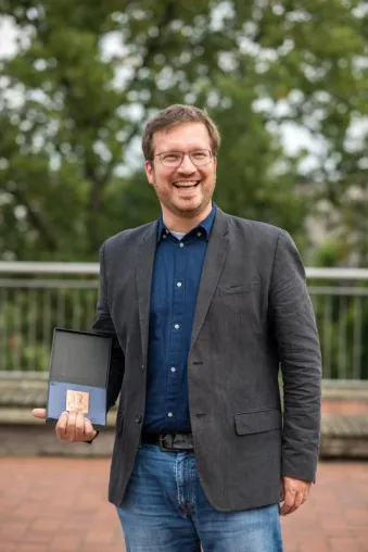 Bild: ZMT-Geowissenschaftler Dr. Nils Moosdorf erhält Hermann-Credner-Preis der DGGV