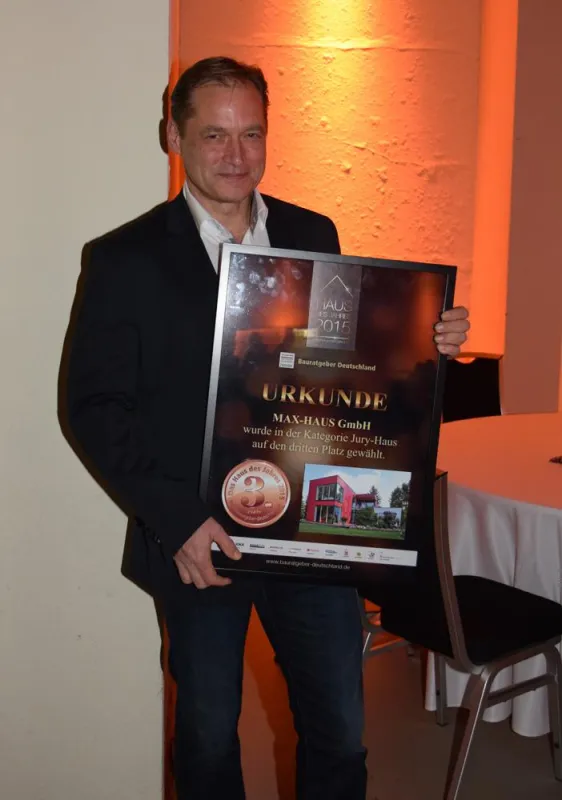 Geschäftsführer Burhardt Schröder mit dem Preis. Foto: Ines Weitermann/ Presse & Marketing