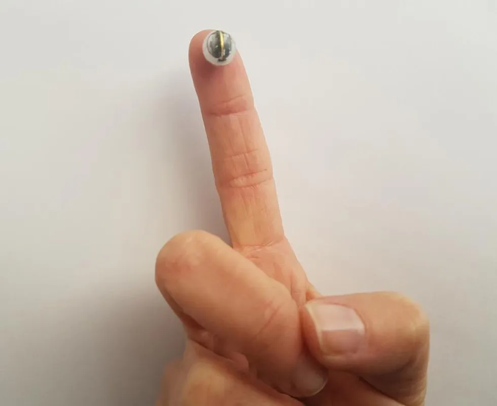 Mit der miniaturisierten Funkschaltung im Innern der Kugel lassen sich die Messdaten live an eine Basisstation übermitteln. (© Fraunhofer ENAS)