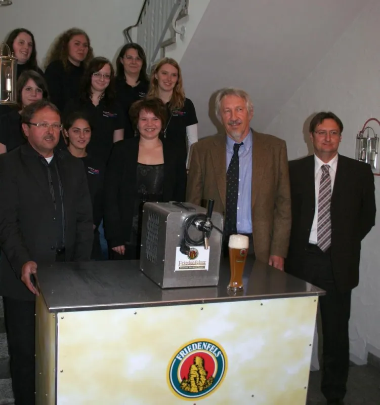 Schüler freuen sich über die Spende mit Geschäftsführer Thomas Schultes, Schulleiter Heinz Härtl und Verkaufsleiter Helmut Radimerski