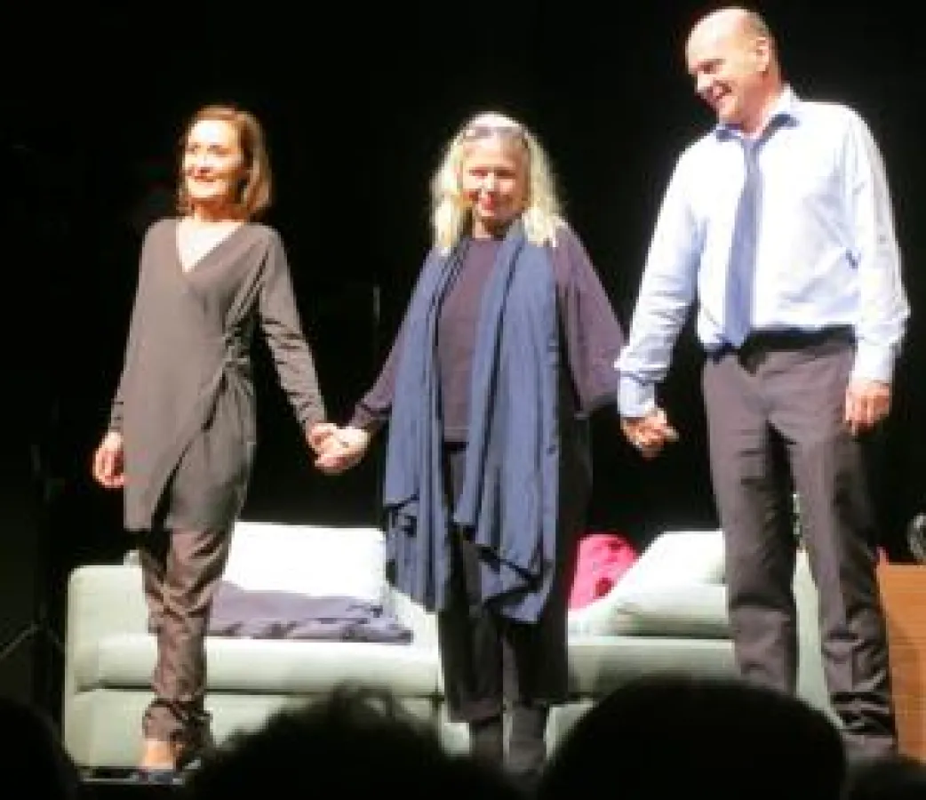 Esther Vilar (Mitte) bei der Premiere im Schlosspark Theater Berlin (Foto: Thomas Moser)