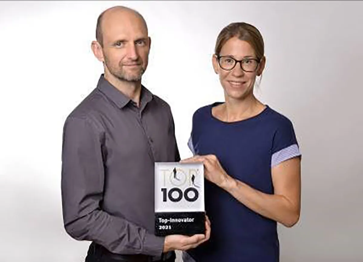 Vorstand Julia Klingspor (r.) und Vertriebsleiter Eduard Weissmüller (l.) mit der Trophäe TOP 100
