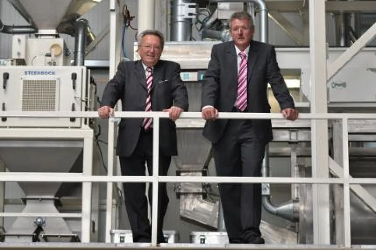 Manfred Gnann (li.) und Werner Arts, Gründer der agaSAAT GmbH, vor der veraLUX Anlage