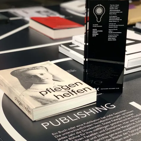 Jubiläumsbuch „pflegen helfen“ mit DDC Silber Award ausgezeichnet Bild: Jubiläumsbuch „pflegen helfen“ mit DDC Silber Award ausgezeichnet