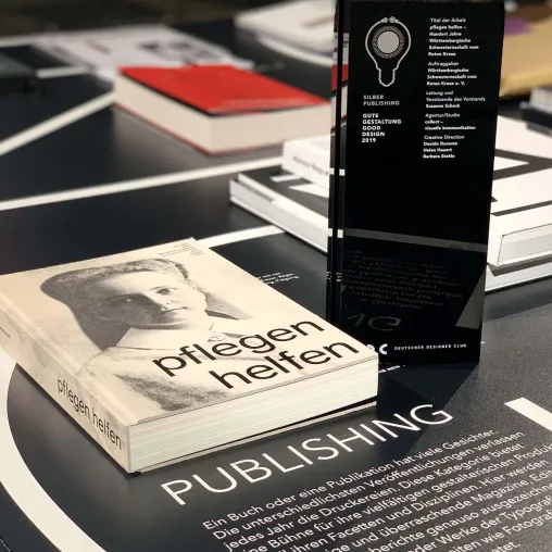 Jubiläumsbuch „pflegen helfen“ mit DDC Silber Award ausgezeichnet Bild: Jubiläumsbuch „pflegen helfen“ mit DDC Silber Award ausgezeichnet