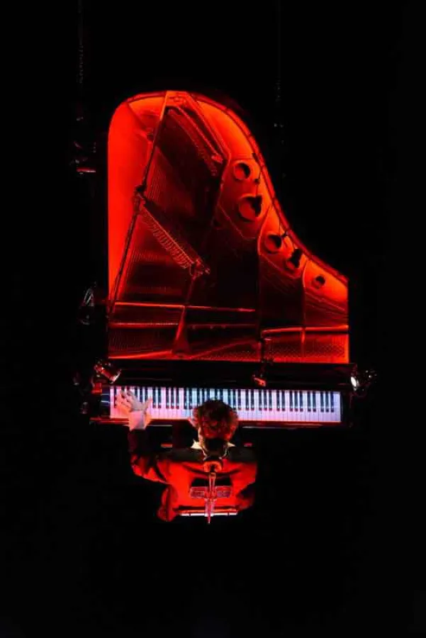 Welcome Night 2016_Pianist Alain Roche kopfüber am Piano Vertical © Deutsche Messe AG