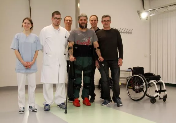 Bild: Rummelsberg: Querschnittpatient läuft nach 16 Jahren wieder