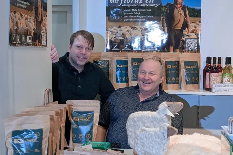 Bild: floraPell präsentiert Schafwollpellets als nachhaltigen Biodünger auf BIOFACH 2025