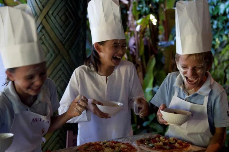 Bild: Elterntag auf den Seychellen: Im MAIA verwöhnen Kinder ihre Eltern mit einem perfekten Dinner