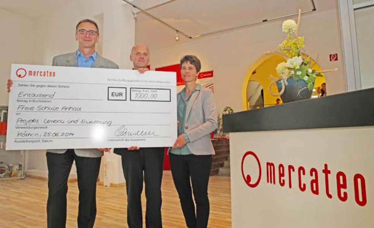 Foto: Peter Ledermann, Vorstand Mercateo, übergibt Spendenscheck an Freie Schule Anhalt